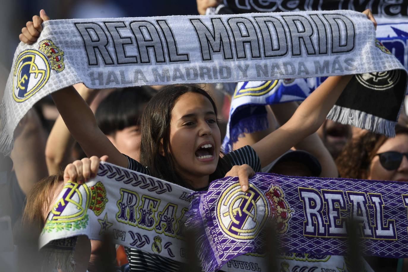 Aficionados del Real Madrid celebran la conquista de la 'orejona' en la madrileña Puerta del Sol. 