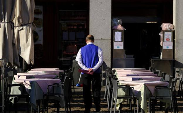 Un camarero en una terraza de Madrid. /óscar chamorro