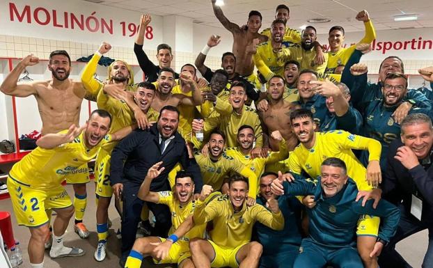 Las Palmas asalta El Molinón y jugará con el CD Tenerife el playoff