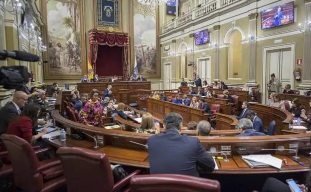 Canarias y otras seis comunidades cumplen este verano 40 años de autonomía