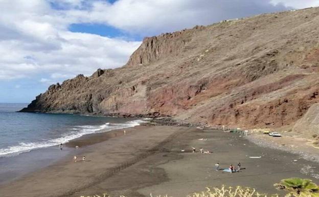 Cierran la playa tinerfeña de Las Gaviotas por la densidad del tráfico