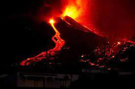 Vistas al mar y a la montaña por la senda que lleva al volcán de Cumbre Vieja
