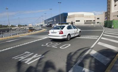 Taxistas proponen una tarifa plana máxima de 30 euros en los recorridos hasta el aeropuerto