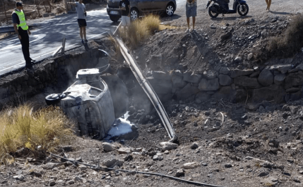 Se sale de la vía y el coche termina en llamas en La Aldea de San Nicolás