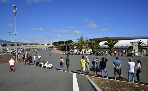 Colas para las entradas del derbi del Playoff entre la UD y el Tenerife
