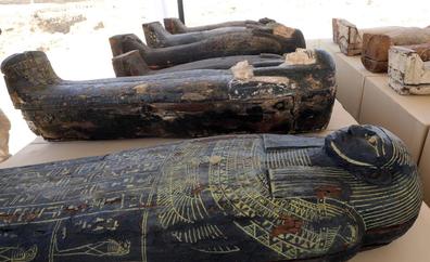Desenterrados cientos de sarcófagos y estatuas en una necrópolis de Egipto