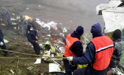 Recuperan los cuerpos de 20 de los 22 ocupantes del avión siniestrado en Nepal