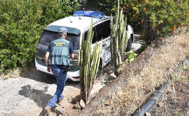 El asesino de Betancor amenazó con un cuchillo a su mujer, que salvó la vida saltando un muro