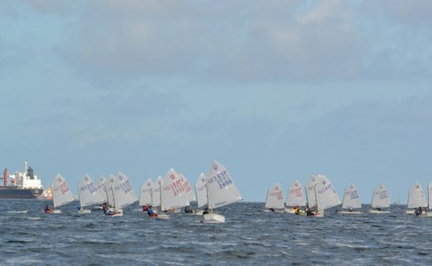 El Trofeo Balandro Tirma reunió a 104 embarcaciones en la bahía capitalina