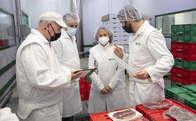 HiperDino y Jucarne van de la mano en la reducción de envases de plástico