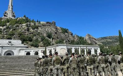 El Ejército cesa a un capitán por la ofrenda en el Valle de los Caídos