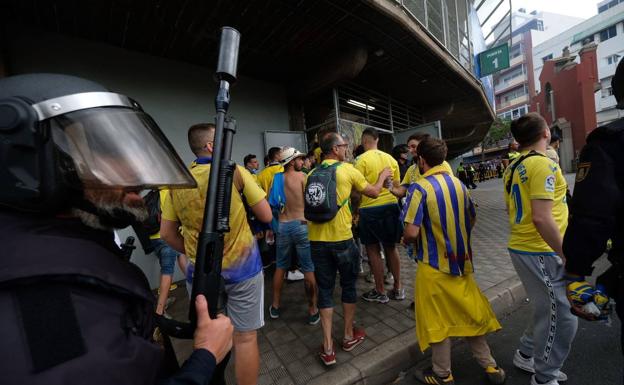 La marea amarilla conquista el Heliodoro Rodríguez López