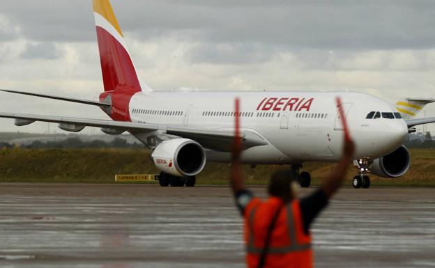 Un avión modelo Airbus A330-200 de Iberia aterriza en el aeropuerto.