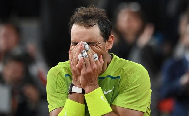 Rafa Nadal celebrates the victory against Djokovic. 