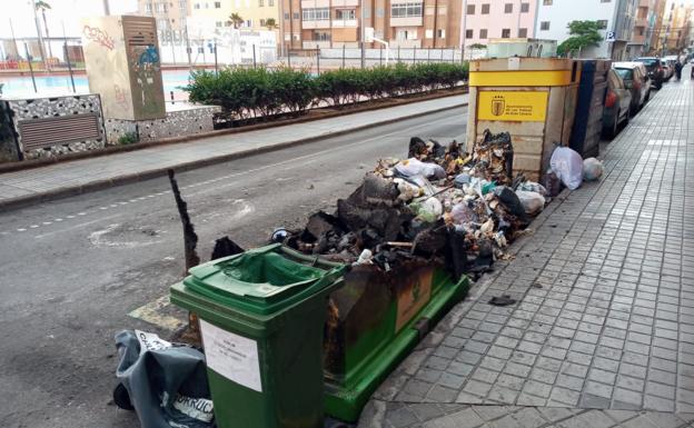 Una persona quema ocho contenedores de basura en la peor noche de ataques a Limpieza