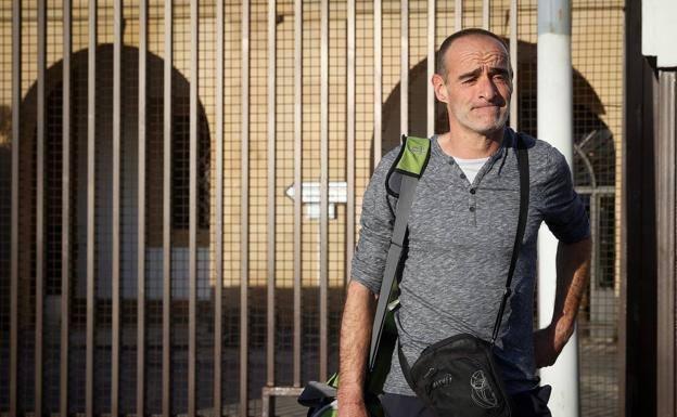 Xabier Atristain, a su salida de la cárcel de Martutene en febrero, cuando fue puesto en libertad condicional. 