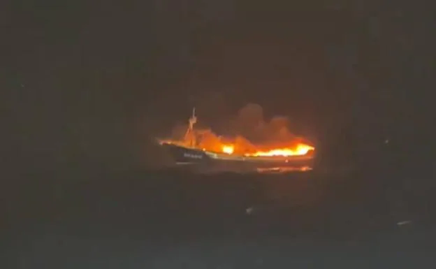 Rescatan un pesquero incendiado en Mauritania que se dirige ahora a Canarias