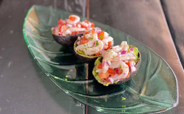 Aguacates rellenos de ceviche de gambas