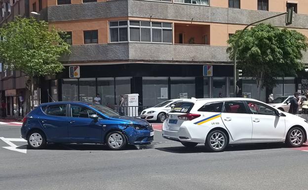 Choca contra un taxi en Mesa y López