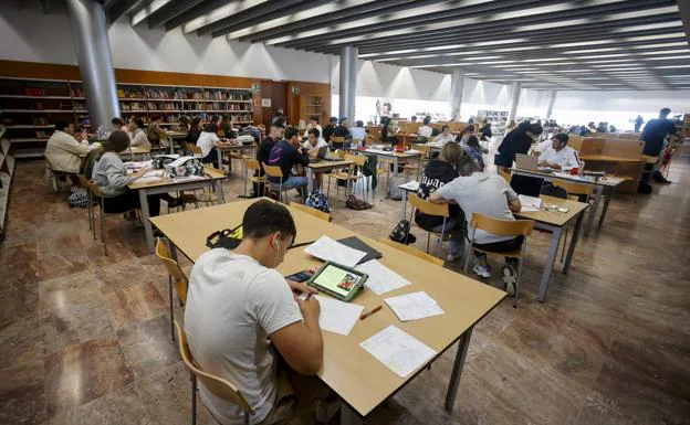 Image of one of the study rooms of the State Public Library in the capital of Gran Canaria. 