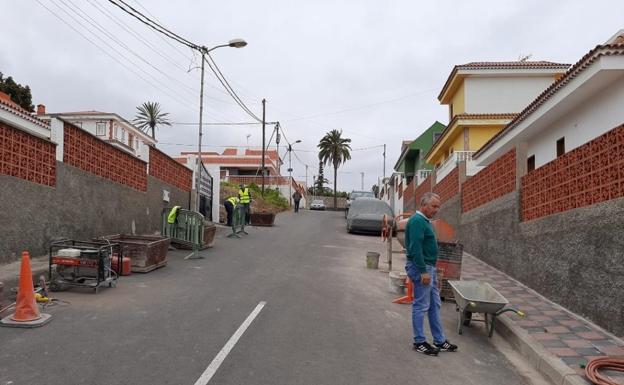 El Ayuntamiento de Firgas dota a los barrios de aceras y mejora la seguridad