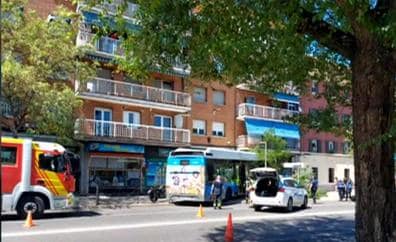 Un autobús se empotra contra un edificio en Madrid