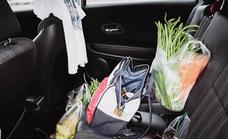 ¿Te pueden multar por llevar las bolsas de la compra en el asiento trasero del coche?