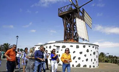 El Cabildo finaliza el arreglo del molino de viento de Teguise