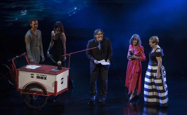 Actor Sergio Peris-Mencheta and Cristina Rota receive the Max award for best theater show for 