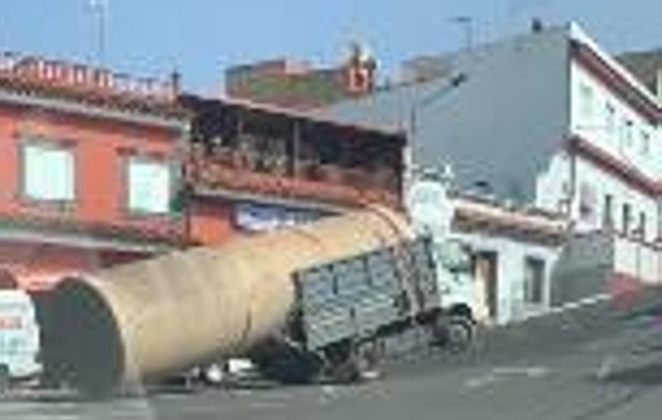 Un camión casi vuelca al intentar transportar la carga que llevaba