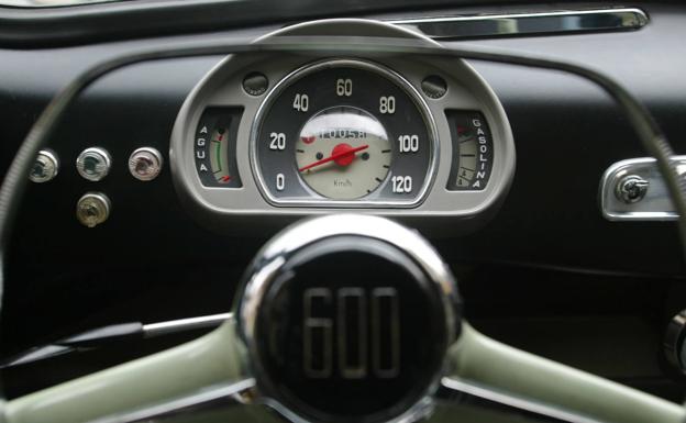 Dashboard of a Seat 600.