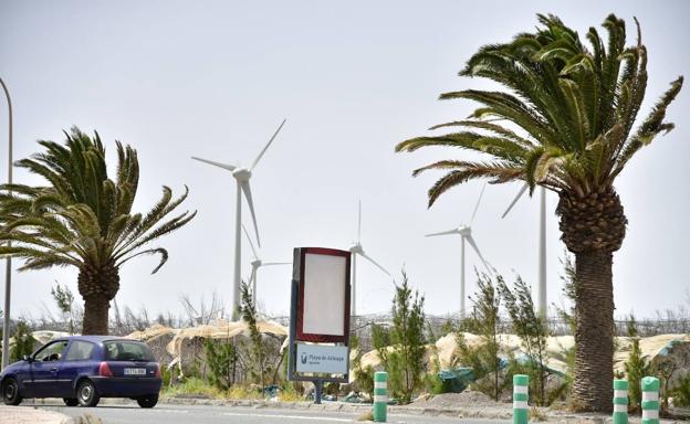 Continúan el calor, la calima y el viento en Canarias este miércoles, cuando se esperan olas de 7 metros