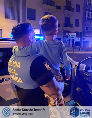 Localizan a un niño deambulando de madrugada en Tenerife mientras su madre estaba de fiesta