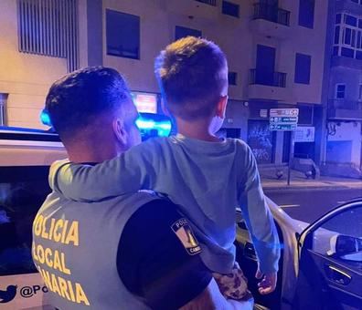 Localizan a un niño deambulando de madrugada en Tenerife mientras su madre estaba de fiesta