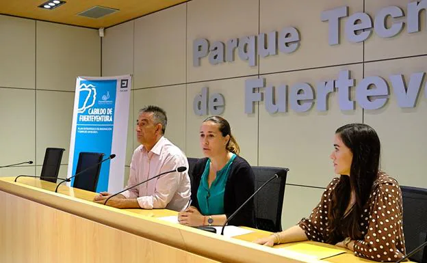 Claudio Gutiérrez, vicepresidente, Lola García, consejera de Empleo, y Yasmina Newport, representante de las empresas. /JAVIER MELIÁN / ACFI PRESS