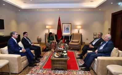 Zapatero y Moratinos se reúnen con el ministro de Exteriores marroquí en plena crisis argelina