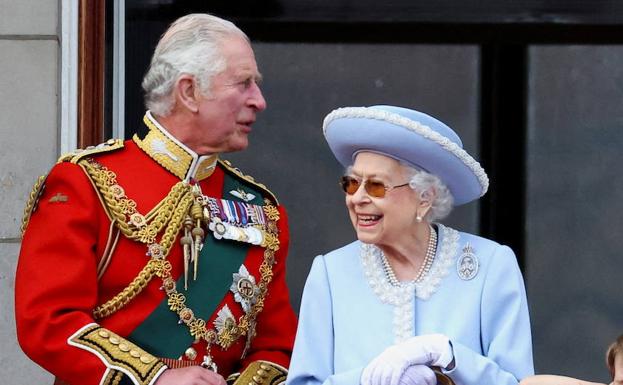 El principe Carlos y la reina Isabel, durante el Jubileo./Reuters