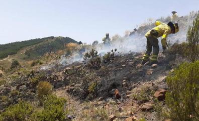 Los bomberos logran perimetrar el 70% del incendio de Sierra Bermeja
