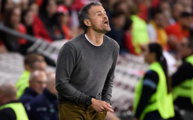 Luis Enrique gives instructions from the band. 