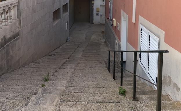Vecinos de una calle del casco de Ingenio se quejan de que solo es accesible para un garaje
