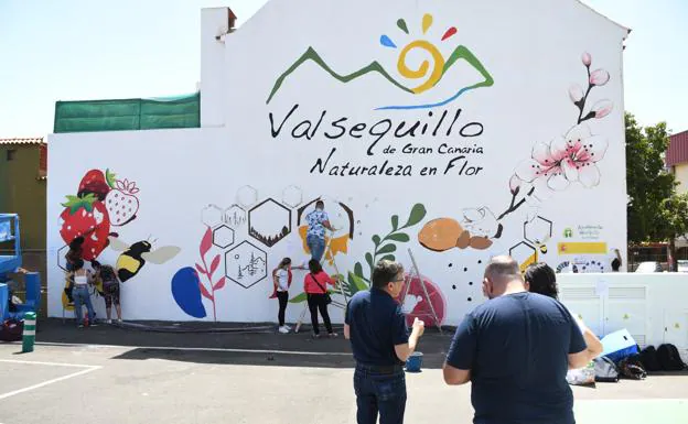 Los jóvenes embellecen el municipio de Valsequillo con un gran mural