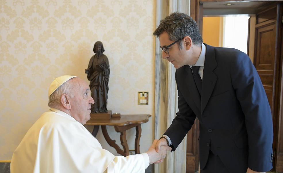 Bolaños, tras reunirse con el Papa: «Le veo en forma para seguir»