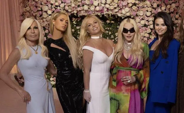 Britney Spears junto a Madonna, Donatella Versace, Paris Hilton, Selena Gomez y Drew Barrymore.