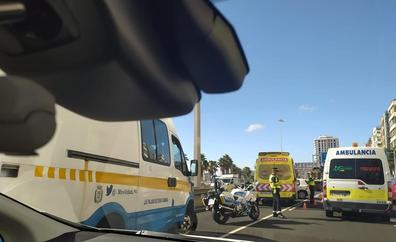 Accidente de tráfico en la Avenida Marítima, a la altura del entrelazado de Alcaravaneras