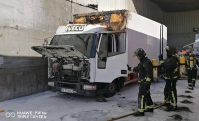 Un incendio en un motor de un muelle de carga alcanza a dos camiones