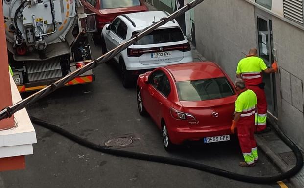 Aguas cambia las alcantarillas de Gordillo para evitar la inundación fecal de las casas