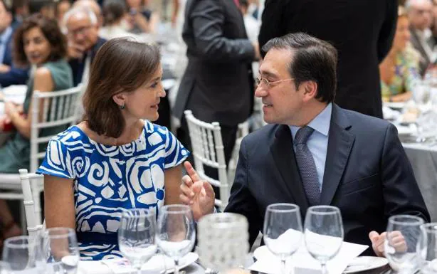 Los ministros de Industria y Asuntos Exteriores, Reyes Maroto y José Manuel Albares, este jueves en un acto en Málaga./EFE