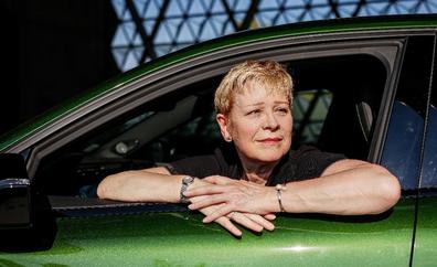 Linda Jackson, CEO de Peugeot: «Vamos a reducir el coste de los coches eléctricos en un 40% de cara a 2030»