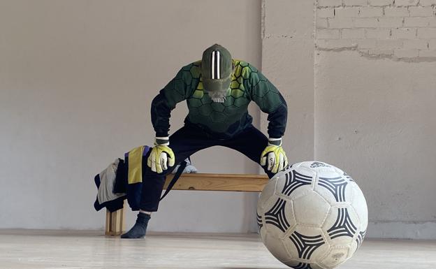 Gonzalo Cunill, as a goalkeeper, stars in the montage. 