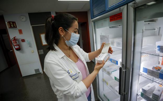 Imagen de archivo de una farmacéutica con un fármaco de anticuerpos monoclonales contra la covid en la Farmacia Hospitalaria del Negrín. / COBER